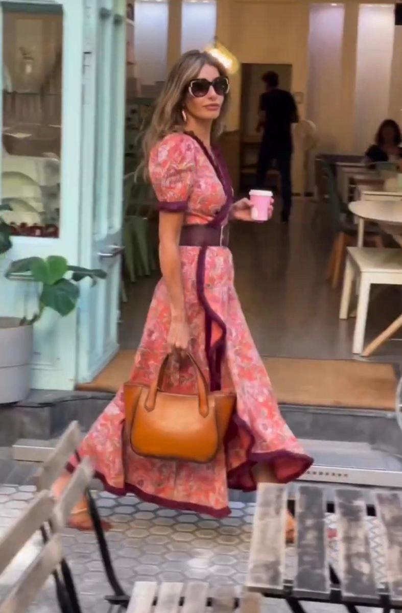 Elena | Kleid mit kurzen Puffärmeln und asymmetrischem Rockteil
