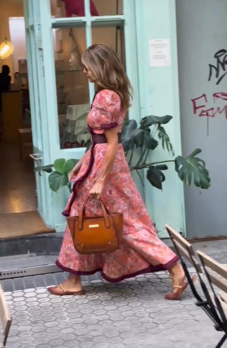 Elena | Kleid mit kurzen Puffärmeln und asymmetrischem Rockteil